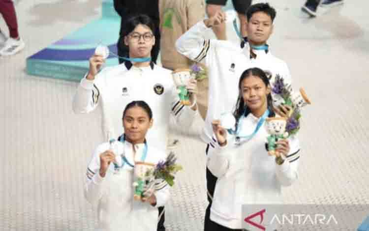 Empat atlet tim renang Indonesia meraih medali perak dalam ajang Islamic Solidarity Games (ISG) Riyadh 2025 di Olympic Pool Stadium, Riyadh, Arab Saudi, Minggu (9/11/2025). ANTARA/HO-NOC Indonesia/Mochammad Rifgy Priadiansyah/aa.