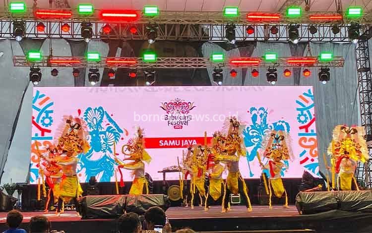 Kreativitas dan Semangat Leluhur Warnai Babukung Festival 2025, Masyarakat Tumpah Ruah di Alun-Alun Nanga Bulik
