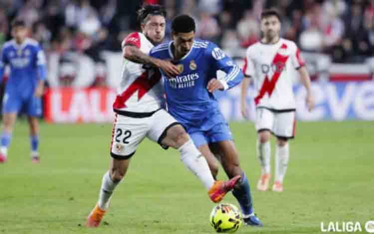 Gelandang Real Madrid Jude Bellingham (kanan) berebut bola dengan pemain Rayo Vallecano Luis "Pacha" Espino saat kedua tim bertemu pada laga lanjutan Liga Spanyol 2025/2026 di Stadion de Vallecas, Madrid, Minggu (9/11/2025). Pertandingan tersebut tuntas dengan skor 0-0. (LaLiga)