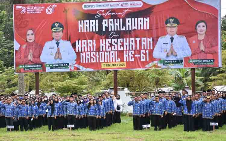 Para ASN di lingkup Pemkab Kapuas ketika mengikuti upacara peringatan Hari Pahlawan dan Kesehatan Nasional ke-61 di Halaman Kantor Bupati Kapuas, Senin, 10 November 2025. (FOTO: Diskominfo Kps)