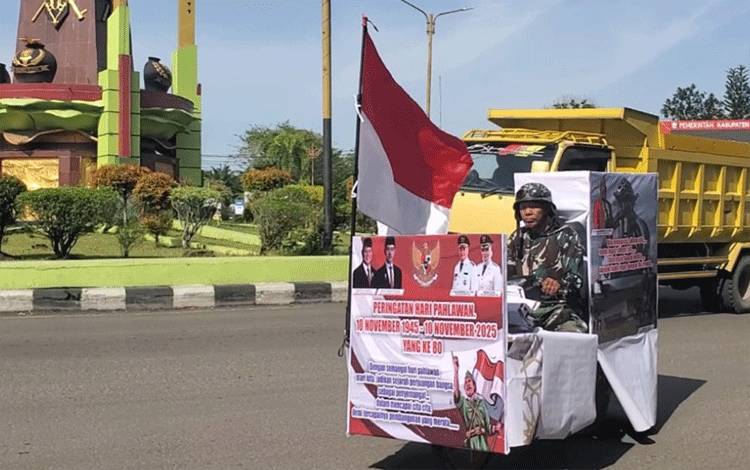 Pria Paruh Baya di Sampit Gelorakan Semangat Hari Pahlawan dengan Motor Hias Berkeliling Kota