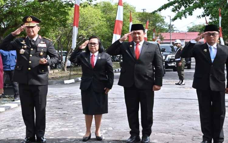 Wakil Gubernur Edy Pratowo Hadiri Upacara Ziarah dan Tabur Bunga Hari Pahlawan