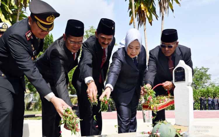 Bupati Kobar Nurhidayah dan forkopimda Kobar sedang melakukan tabur bunga pada makam pahlawan di TMP Indrapura Pangkalan Bun, Senin, 10 November 2025
