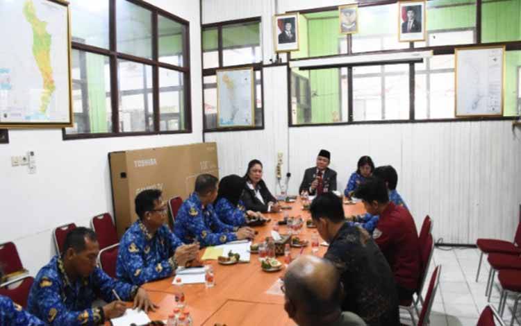 Sekda Kapuas, Usis I. Sangkai, memimpin langsung Rapat Pembahasan Masalah Retribusi Sampah yang digelar di Aula Dinas Lingkungan Hidup dan Kehutanan (DLHK) Kabupaten Kapuas, Senin, 10 November 2025. (FOTO: Diskominfo Kps)