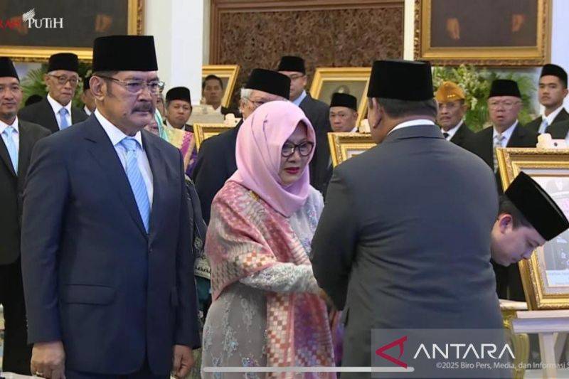 Soeharto Resmi Pahlawan, Prabowo Serahkan Gelar ke Tutut Soeharto