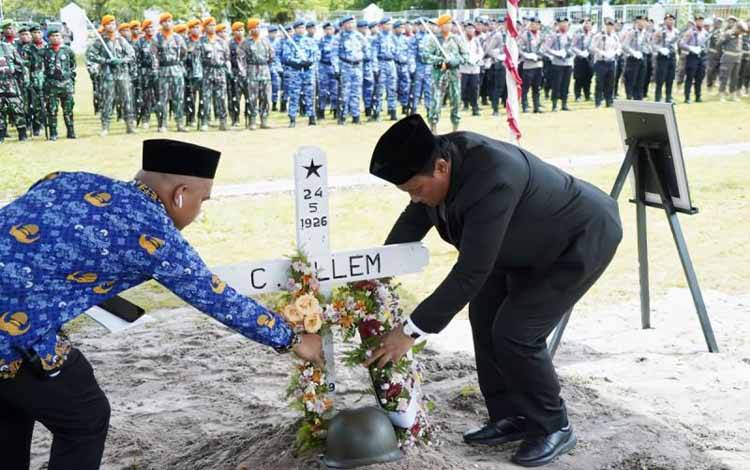 Upacara Pemakaman Militer Letnan Muda Udara Dua Cornelius Willem di Taman Makam Pahlawan (TMP) Sanaman Lampang, Palangka Raya, Senin (10/11). (ANTARA/HO-Diskominfosantik Kalteng)