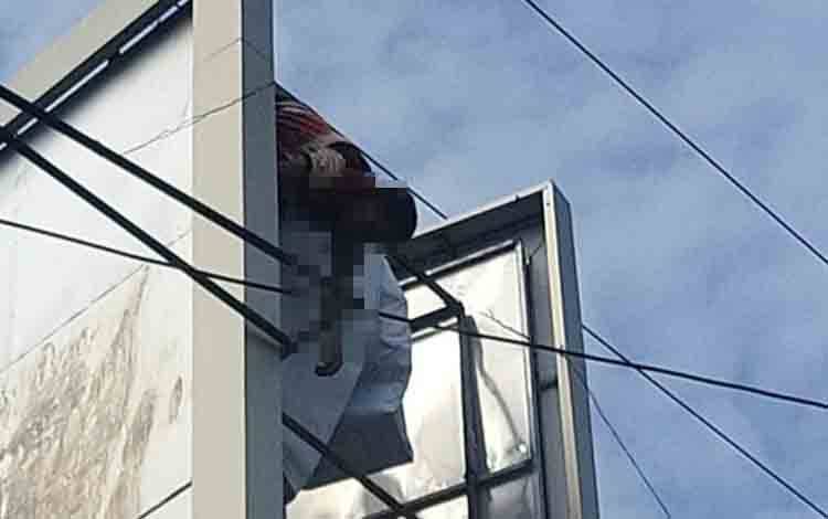 Seorang Pria Tersetrum Listrik saat Hendak Pasang Baleho di Sampit