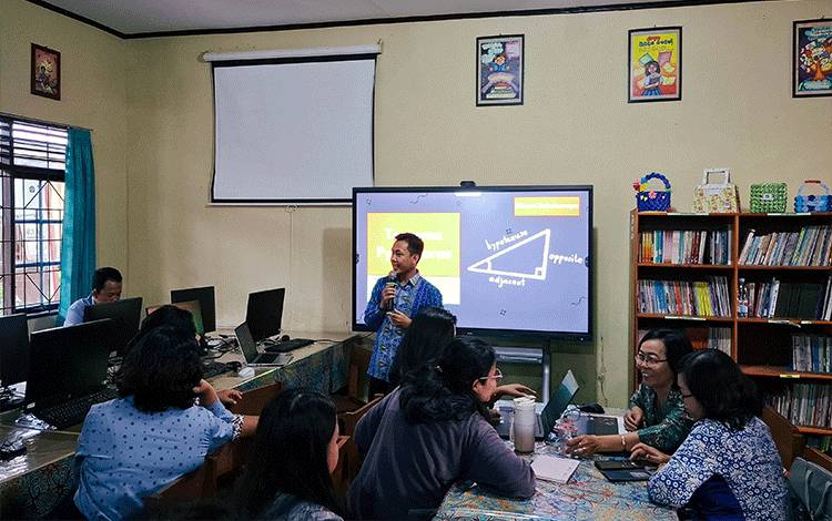 Suasana Kegiatan Pendampingan Pembelajaran Mendalam Koding dan Artificial Intelligence (AI) Jenjang SMP oleh Disdik Palangka Raya. (Foto: PATHUR)