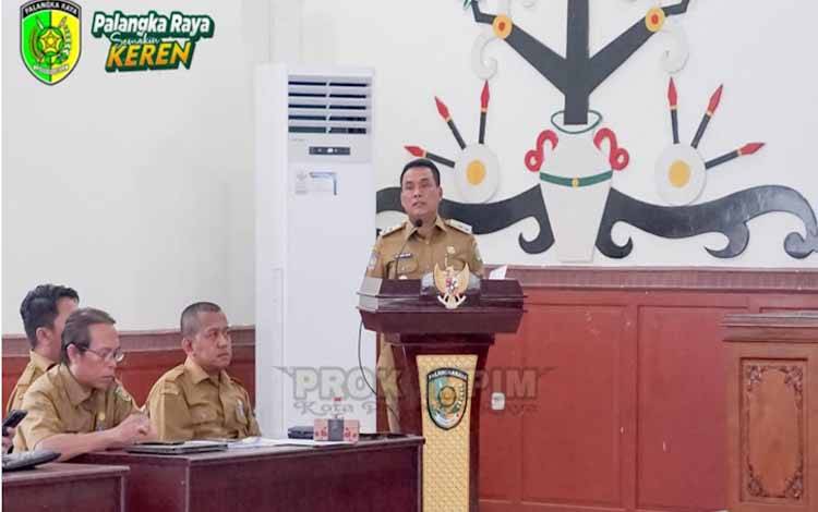 Wakil Wali Kota Palangka Raya, Achmad Zaini menyampaikan kata sambutan Rapat Koordinasi Evaluasi dan Pengawasan Realisasi APBD Tahun Anggaran 2025.Bertempat di Ruang Rapat Peteng Karuhei II, Kantor Wali Kota Palangka Raya, Selasa, 11 November 2025 (Foto:Prokompim)