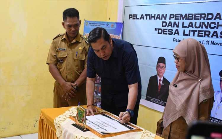 Wakil Bupati Pulpis saat menandatangani piagam penghargaan atas diluncurkannya program litersi desa berdaya, Selasa, 11 November 2025. (FOTO : RETHA)