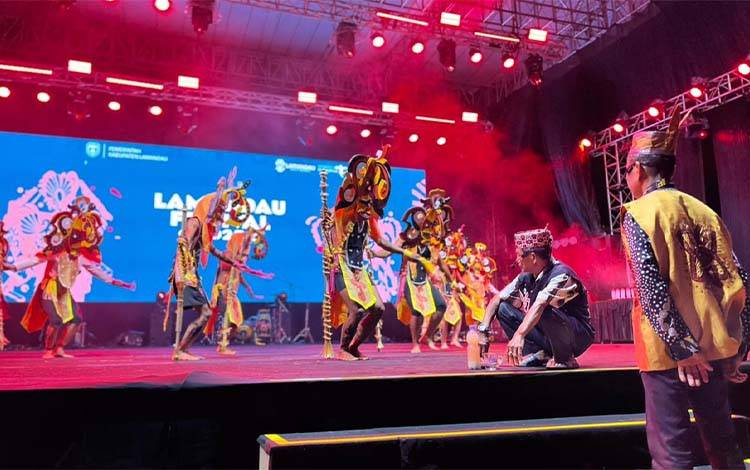 Ritual Tangkap Bukung Tandai Penutupan Festival Babukung 2025