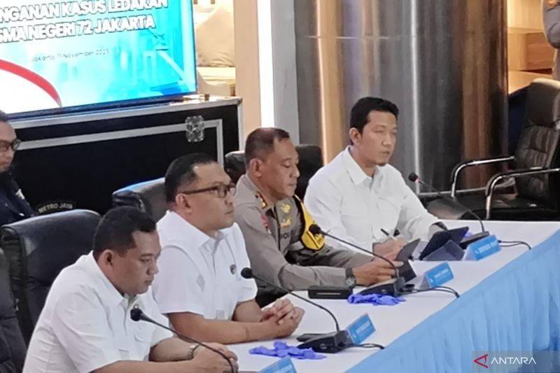 Juru Bicara Densus 88 Antiteror Polri AKBP Mayndra Eka Wardhana (kanan) saat konferensi pers di Jakarta, Selasa (11/11/2025). ANTARA/Ilham Kausar