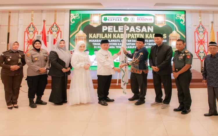 Bupati Kapuas, Wiyatno melepas Kafilah Musabaqah Tilawatil Qur'an dan Hadist (MTQH) ke-XXXIII Lembaga Pengembangan Tilawatil Qur'an (LPTQ) Kabupaten Kapuas Tahun 2025 di Ruang Rapat Rumah Jabatan Bupati Kapuas, Rabu, 12 November 2025. (FOTO: Diskominfo Kps)