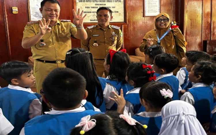 Pemkab Kapuas Apresiasi Inisiatif Kunjungan Siswa TK Negeri Pembina ke Kantor Pemerintahan