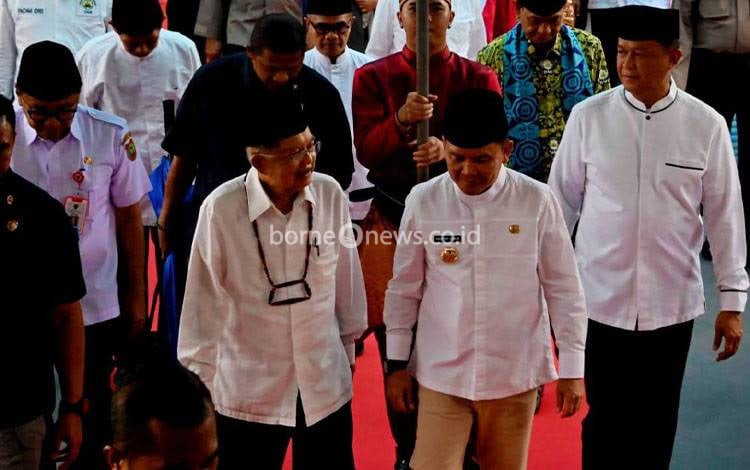 Ketua Umum DMI Pusat Jusuf Kalla (kiri depan) bersama Gubernur Kalimantan Tengah (Kalteng), Agustiar Sabran (kanan depan). (FOTO: BIRO ADPIM SETDA KALTENG)