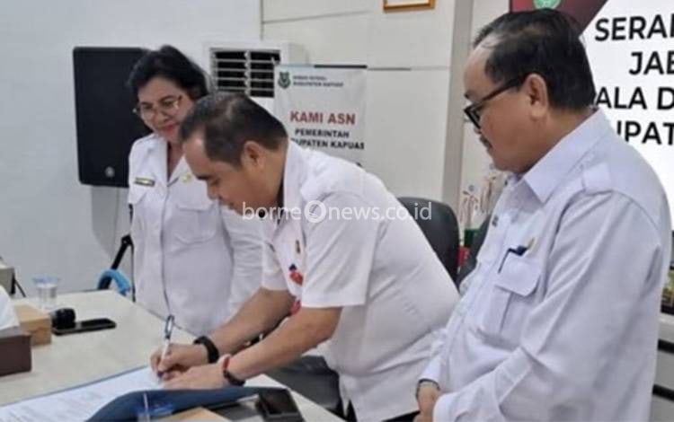 Karolinae Resmi Gantikan Yanmarto sebagai Kepala Dinsos Kapuas