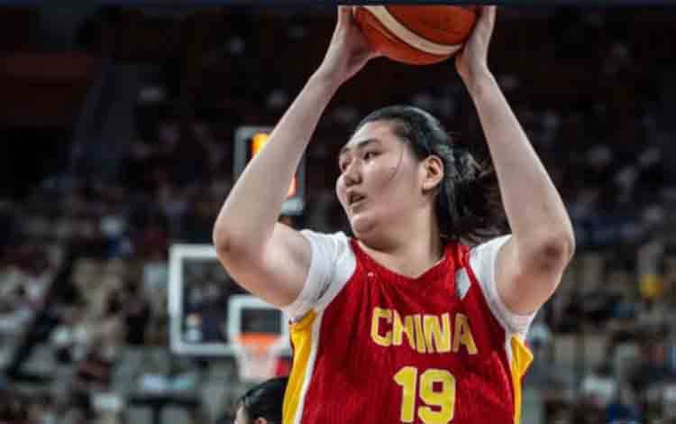 Dokumentasi pebasket Zhang Ziyu saat memperkuat timnas bola basket putri China dalam salah satu pertandingan FIBA. HO-FIBA