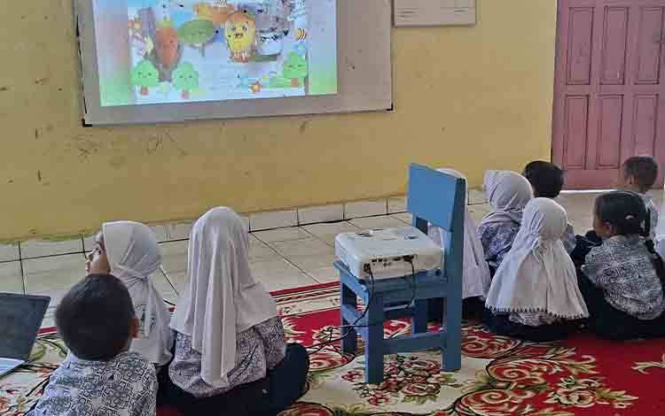 Kolaborasi FKIP UPR dan Poltekkes Palangka Raya Bangun Literasi Gizi Anak Lewat Teater Mini