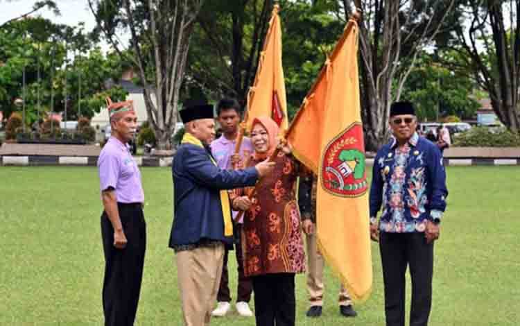 Bupati Kobar Lepas Dua Kontingen Ikuti MTQH dan Pesparani