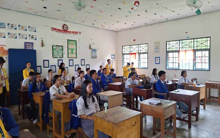 Mahasiswa PBSI UPR Laksanakan Penyuluhan Bahasa dan Sastra di Kahayan Tengah