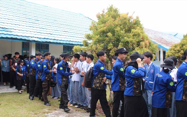 Siswa Kahayan Tengah Antusias Ikuti Penyuluhan Bahasa dan Sastra dari Mahasiswa UPR