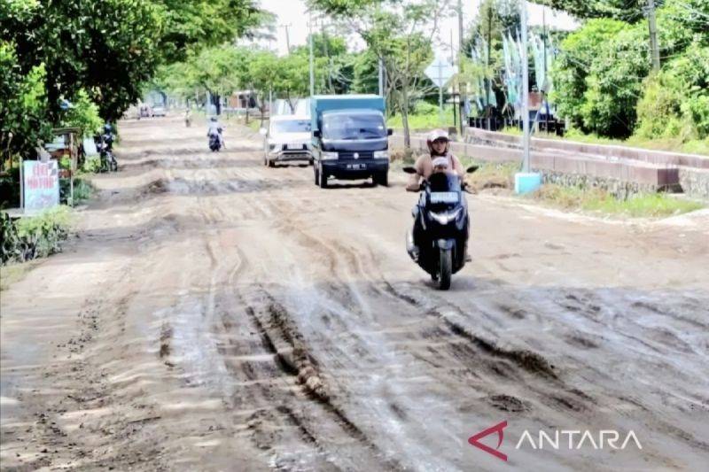 Pemkab Kotawaringin Timur Perkuat Jalan di Sampit dengan Metode CTB