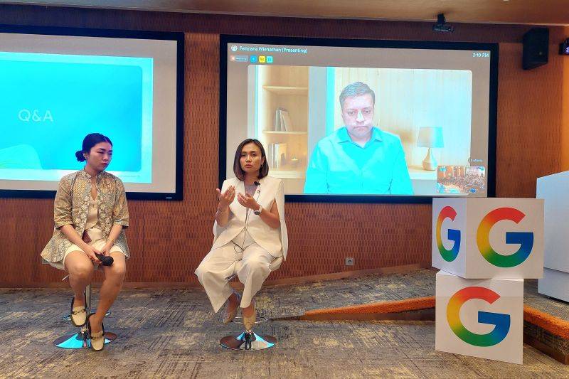 Country Director Google Indonesia, Veronica Utami (kanan) saat memberikan paparan laporan "e-Conomy SEA 2025" yang digelar di Jakarta, Kamis (13/11/2025). ANTARA/Adimas Raditya