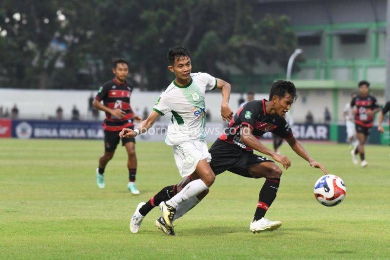 Pemain Persikat Tegal (merah hitam) berebut bola dengan pemain PSMS (putih) pada laga lanjutan Liga 2 Indonesia di Stadion Trisanja, Tegal, Jawa Tengah, Kamis. ANTARA/HO-PSMS