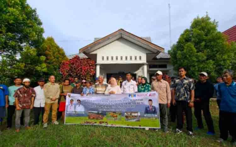 Penyerahan 150 Ekor Sapi di Desa Lada Mandala Jaha, Bupati Kobar: Bukti Aspirasi Masyarakat Terus Diperjuangkan