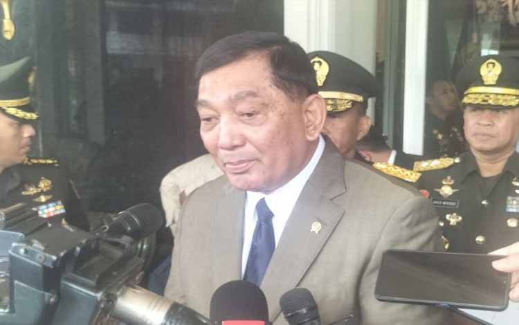 Menteri Pertahanan Sjafrie Sjamsoeddin saat ditemui di kantor Kementerian Pertahanan, Jumat (14/11/2025) (ANTARA/Walda Marison)