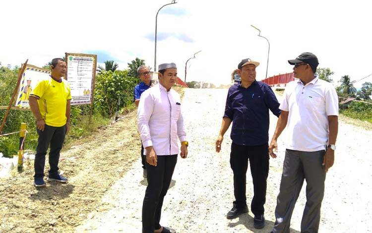 Bupati Pulang Pisau Tinjau Penanganan Oprit Jembatan Desa Sanggang dan Desa Gadabung