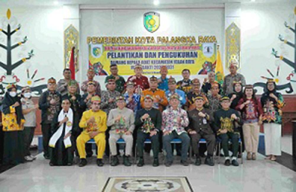 Foto bersama pengukuhan Damang Kepala Adat Kecamatan Jekan Raya. (FOTO:TRA)