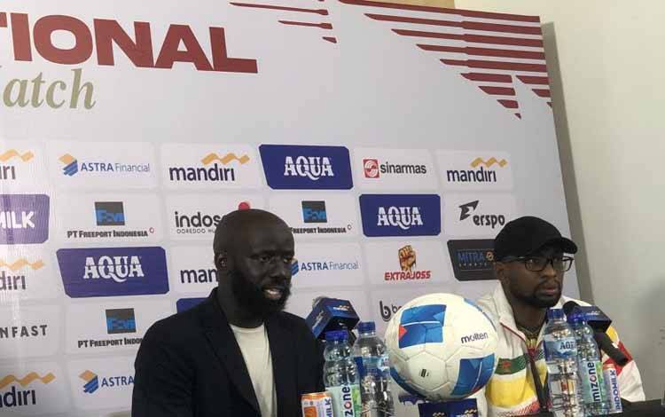 Pelatih timnas U-22 Mali Fousseni Diawara (kiri) berbicara pada jumpa pers di Stadion Pakansari, Bogor, Sabtu (15/11/2025), setelah timnya menang 3-0 atas tuan rumah Indonesia U-22 dalam uji coba internasional. (ANTARA/Zaro Ezza Syachniar)