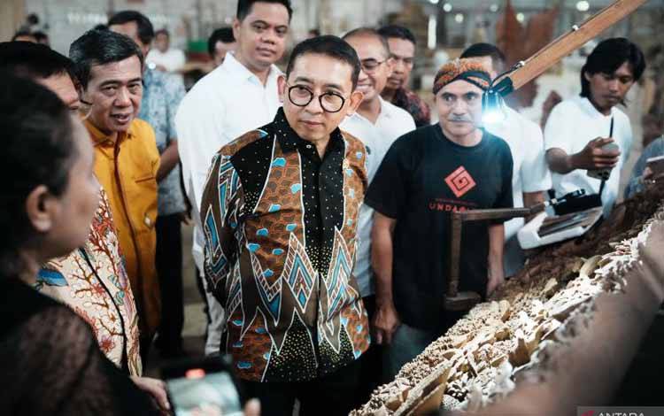 Menteri Kebudayaan Fadli Zon (tengah) saat melakukan kunjungan ke Sanggar Seni Ukir Kayu di Senenan, Jepara, Jawa Tengah pada Sabtu (15/11/2025). (ANTARA/HO-Kemenbud)