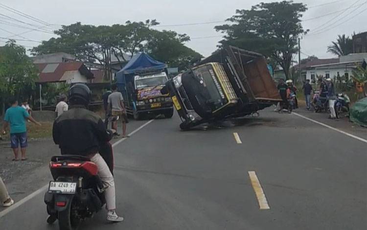 Truk Kayu Terbalik di Trans Kalimantan Km 16, Arus Lalu Lintas Provinsi Terganggu