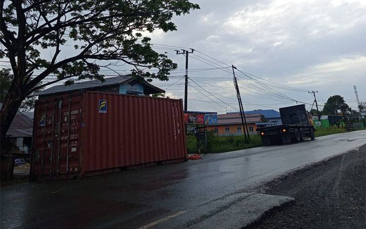 Peti Kemas Jatuh dari Truk di Jalan Trans Kalimantan Kapuas