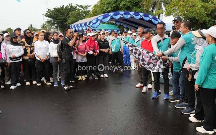 HKN ke-61 di Kapuas Diwarnai Fun Walk, Senam Bersama, dan Cek Kesehatan Gratis