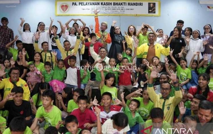 Ketua Umum Pengurus Pusat Pemuda Katolik, Stefanus Gusma bersama anak-anak di Panti Asuhan Pelayanan Kasih Bhakti Mandiri di Jakarta Timur, Sabtu (15/11/2025). ANTARA/HO-PP Pemuda Katolik