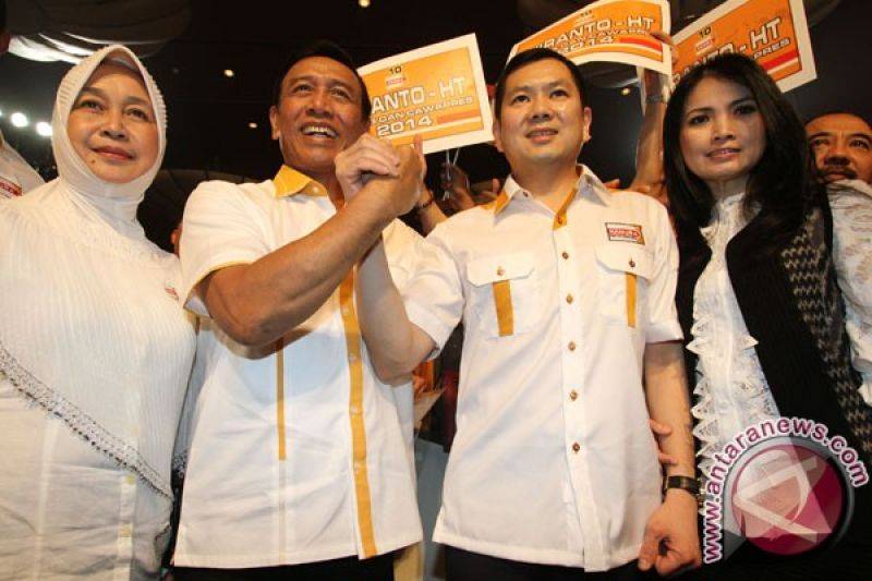 Arsip - Capres Partai Hanura Wiranto (kedua kiri) didampingi Istri Rugaiya Usman Wiranto (kiri) dan Cawapres Partai Hanura Hary Tanoesoedibjo (kedua kanan) didampingi Istri Liliana Tanaja Tanoesoedibjo (kanan) mendeklarasikan Capres Cawapres dari Partai Hanura di Jakarta, Selasa (2/7). Partai Hanura mendukung pasangan ini untuk mengikuti pemilihan Presiden dan Wakil Presiden dalam Pemilu 2014. (ANTARA FOTO/M Agung Rajasa)