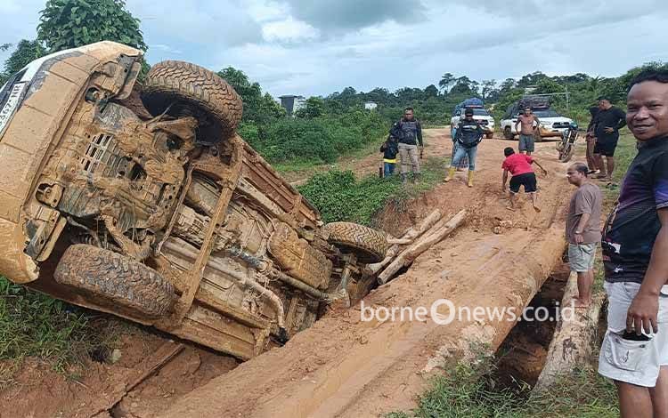 Mobil Hilux Terbalik di Jalan Rusak Katingan Hulu