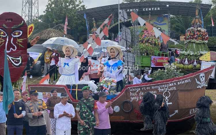 Karnaval HUT ke-19 Desa Sungai Melawen Semarak, Gunungan Hasil Bumi dan Kostum Unik Jadi Sorotan
