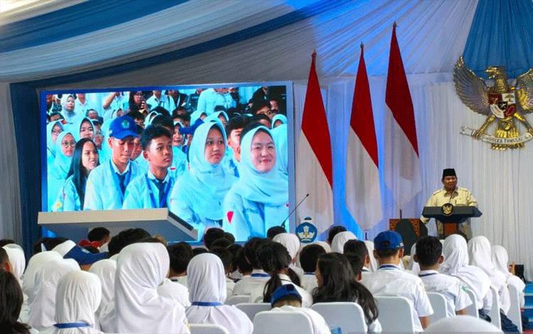Presiden RI Prabowo Subianto menghadiri peluncuran Digitalisasi Pembelajaran untuk Indonesia Cerdas di SMP Negeri 4 Kota Bekasi, Jawa Barat, Senin (17/11/2025). ANTARA/Andi Firdaus