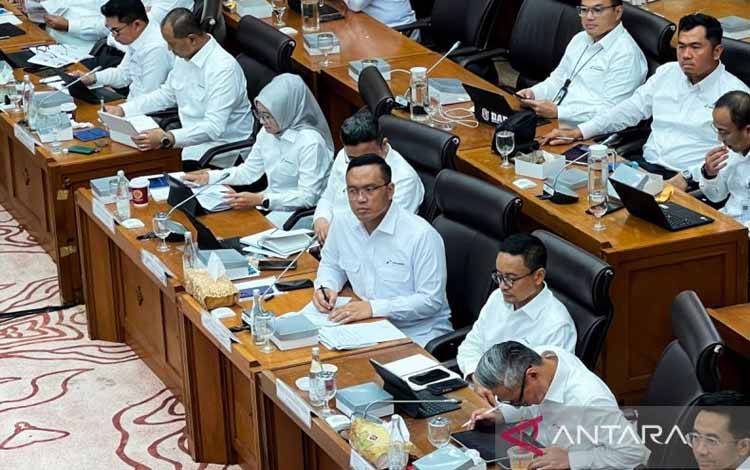 Direktur Utama Pertamina Simon Aloysius Mantiri dalam (tiga kanan) rapat kerja dengan Komisi XII DPR RI di Jakarta, Senin (17/11/2025). ANTARA/Harianto