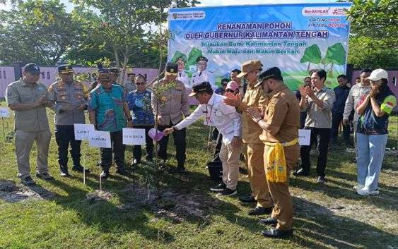 Gubernur Agustiar Sabran Tinjau Fasilitas Pendidikan dan Serahkan Bansos di Barito Timur