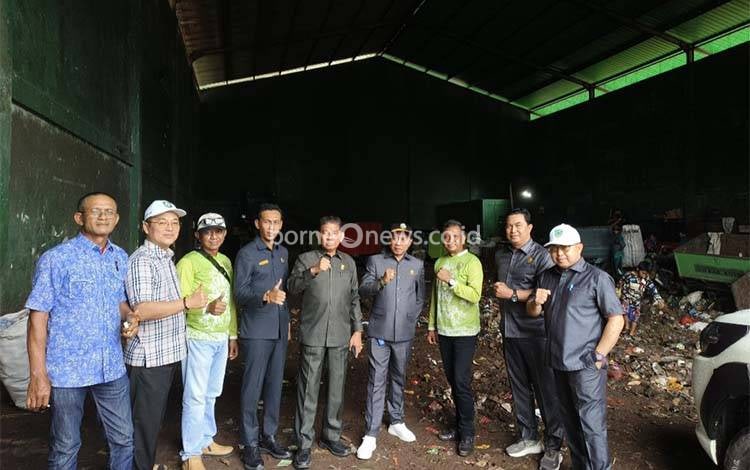 Komisi II DPRD Kotim Sidak Depo Sampah SMPN 3 Sampit, Cek Klaim DLH Soal Aroma yang Berkurang