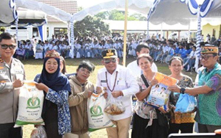 Pemprov Salurkan 300 Paket Sembako di SKH Negeri 1 Tamiang Layang