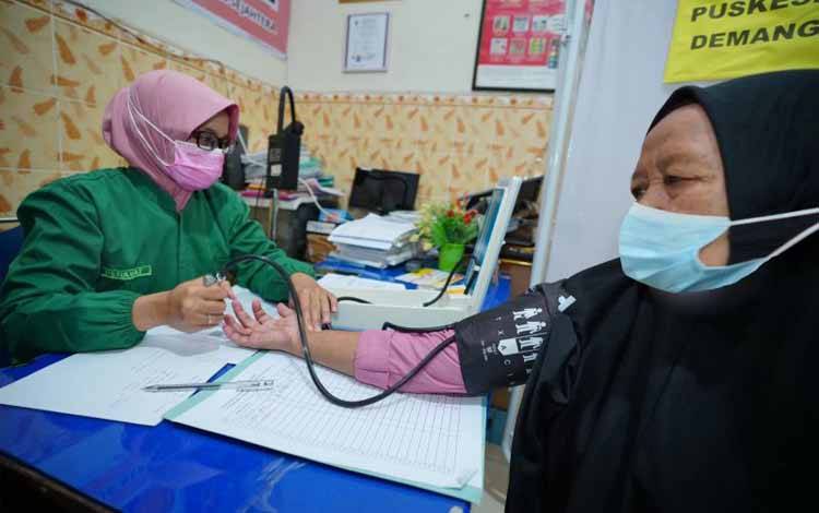 Jamaah calon haji asal Kota Madiun menjalani pemeriksaan kesehatan istithaah oleh petugas Dinkes. ANTARA/HO-Diskominfo Kota Madiun