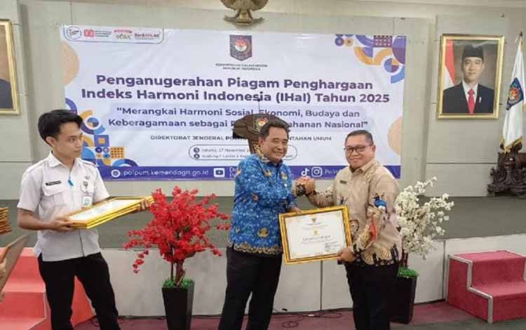 Kepada Kesbangpol Kabupaten Katingan, Roby menerima penghargaan dari Kemendagri. ANTARA/HO-Dokumentasi Pribadi