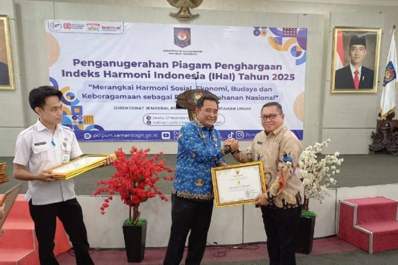 Kepada Kesbangpol Kabupaten Katingan, Roby saat menerima penghargaan dari Kemendagri. ANTARA/HO-Dokumentasi Pribadi