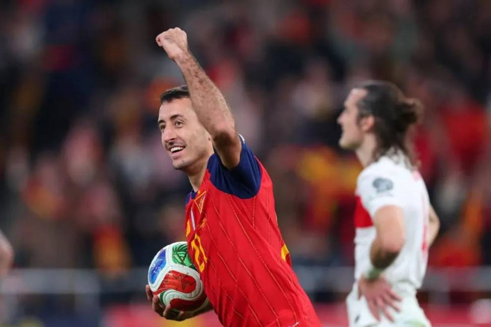 De la Fuente Puji Oyarzabal Usai jadi Bintang Kemenangan atas Austria